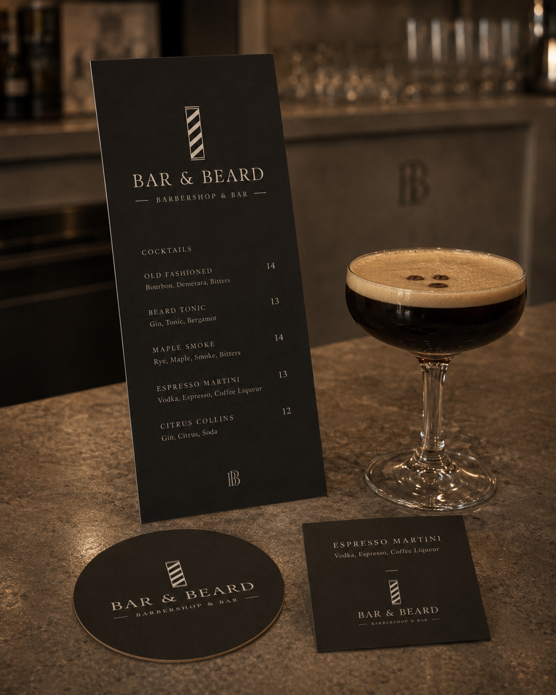 Cocktailkaart en espresso martini op de bar