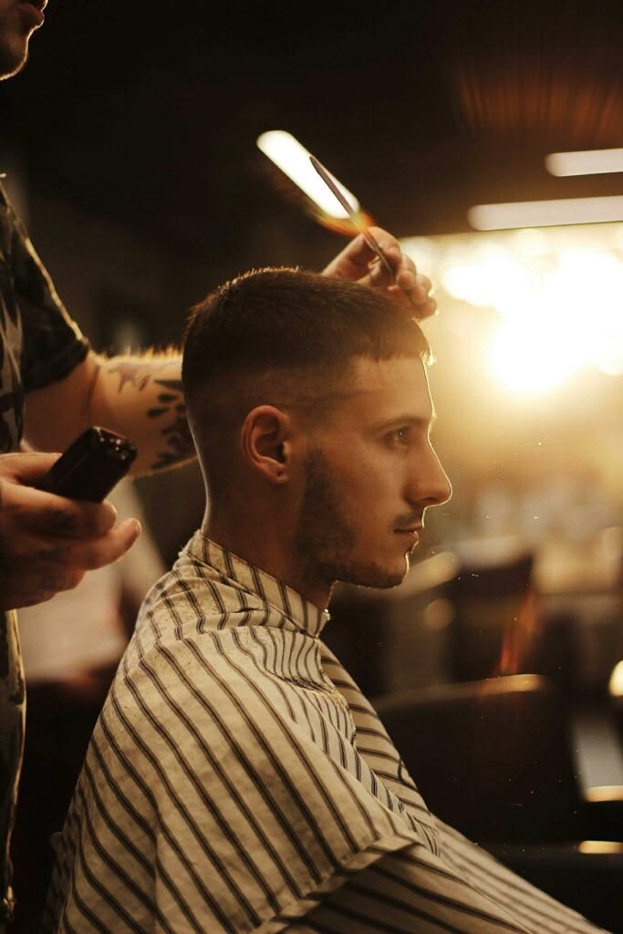Barber werkt aan een strakke fade bij Bar & Beard